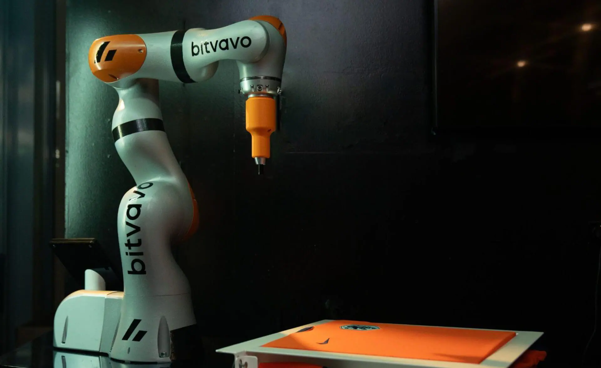 Bitvavo robot zet handtekeningen voor EK van Nederlands elftal