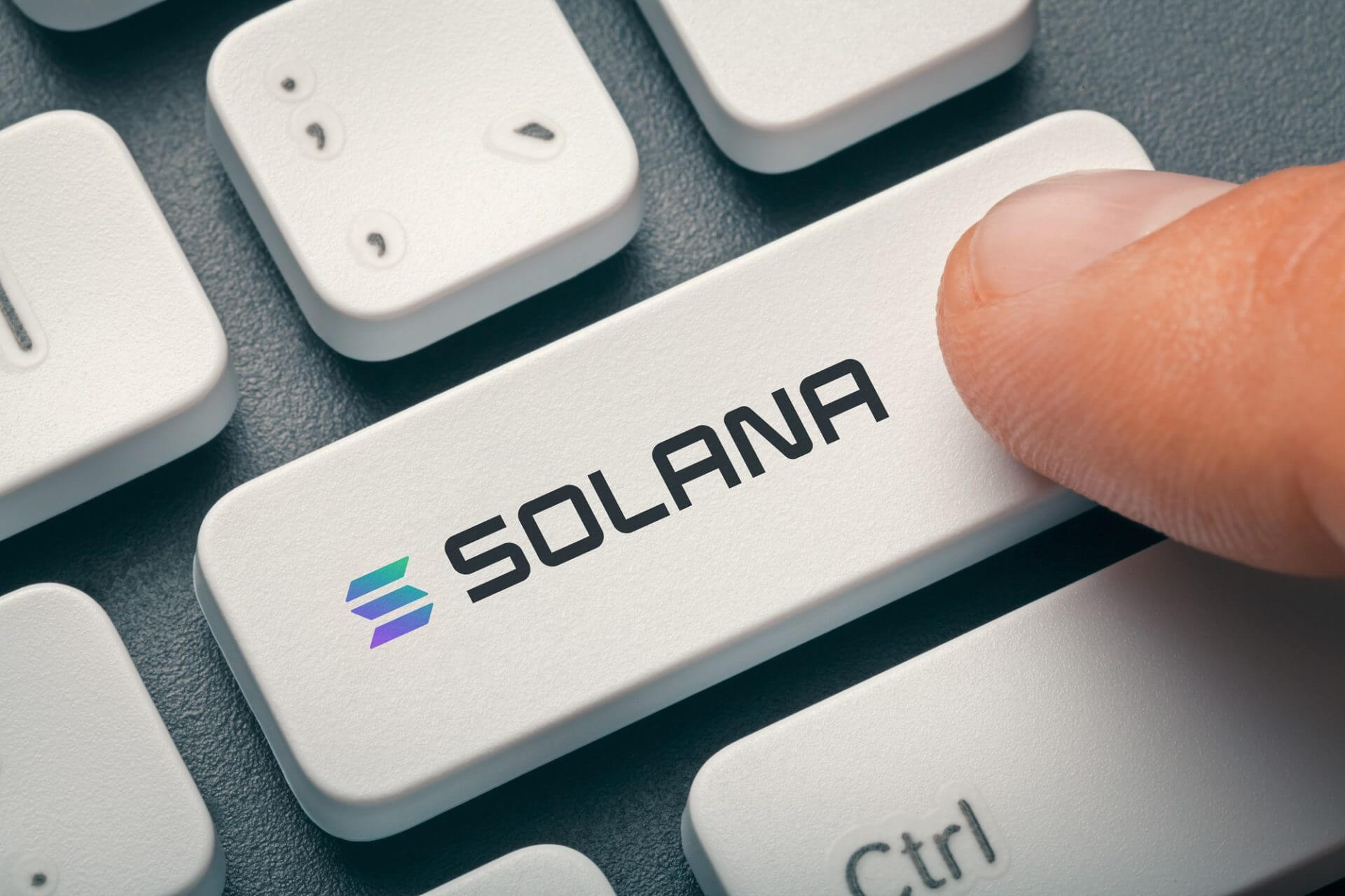 Twee bekende voetballers promoten een Solana memecoin